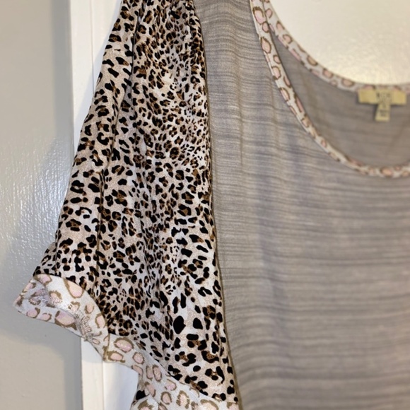 Kori size large beautiful animal print top - Picture 3 of 4